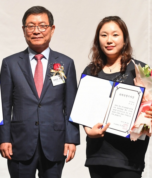 ‘제30차 경기도병원회 정기총회 및 학술세미나’가 열린 24일 라마다프라자 수원호텔 그랜드볼룸에서 본보 문화부 류설아 차장(오른쪽)이 의학전문기자상을 수상 후 경기도병원회 정영진 회장과 기념촬영 하고 있다. 오승현기자