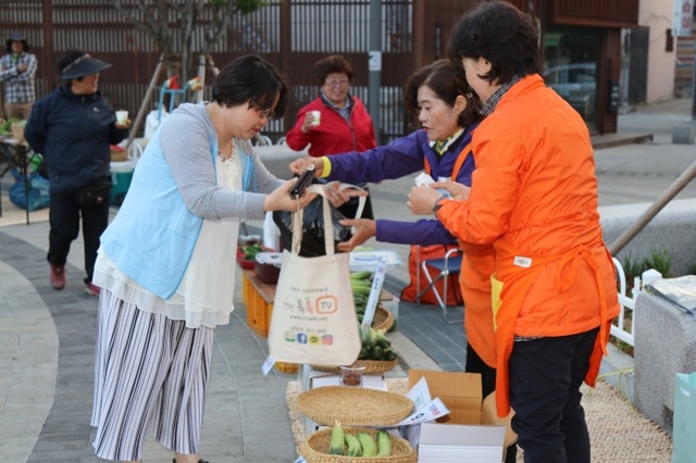 ▲ 25일 새벽 양평군 양평읍 양근리 양평물맑은시장에서 열린 새벽시장에 김선교 군수가 나와 직접 장을 본 뒤 상인들을 격려하고 있다. 장세원기자