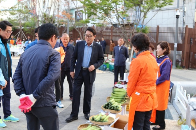 ▲ 25일 새벽 양평군 양평읍 양근리 양평물맑은시장에서 열린 새벽시장에 김선교 군수가 나와 직접 장을 본 뒤 상인들을 격려하고 있다. 장세원기자