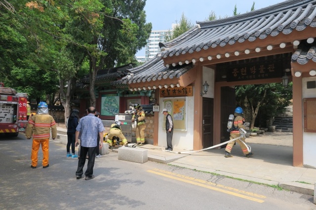 ▲ 광명소방서는 25일 충현박물관에서 문화재 현장적응을 위한 ‘민·관 가상화재 대비 화재진압훈련’을 실시했다. 광명소방서 제공