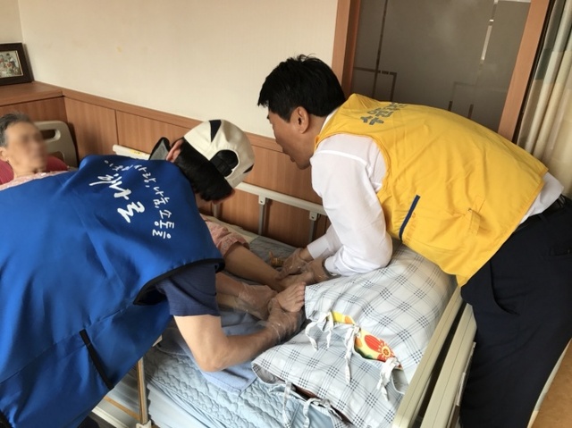 ▲ 170525 수원중부경찰서, 탈북민과 수원보훈요양원 봉사활동(수원중부) (3)