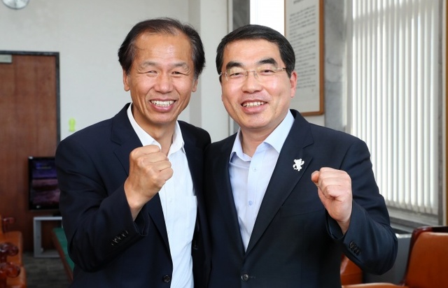 ▲ 양기대 광명시장(왼쪽)과 최문순 강원도지사가 광명-백두 국제평화관광코스 현실화를 위해 손을 맞잡았다. 광명시 제공