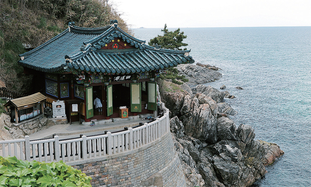 낙산사 창건설화를 간직한 홍련암
