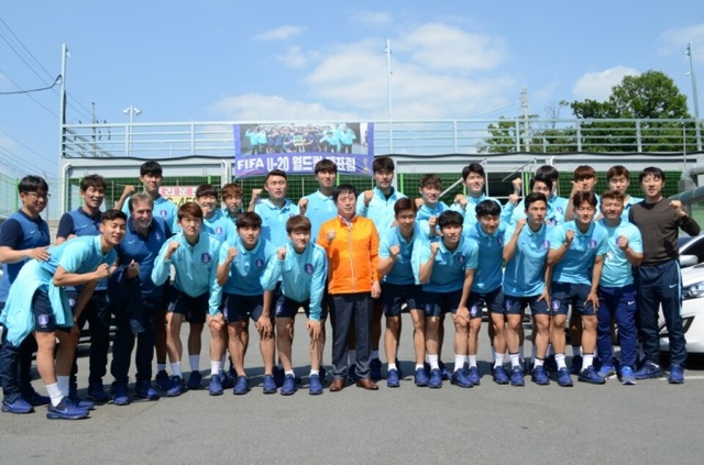 ▲ 27일 20세 이하(U-20) 축구 대표팀이 용인 만수정에서 오찬을 마친 뒤 정찬민 용인시장, 김민수 대표와 함께 기념촬영을 하고 있다.