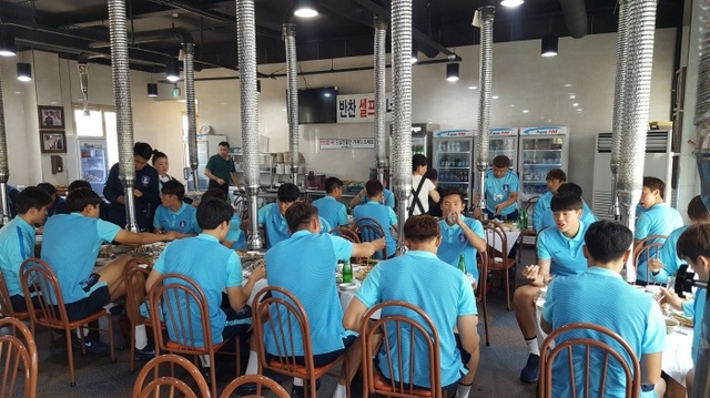 ▲ 27일 20세 이하(U-20) 축구 대표팀이 용인 만수정의 초청을 받아 장어를 먹으며 원기를 회복하고 있다.