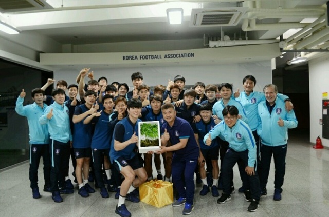 ▲ U-20 월드컵 개막을 앞두고 파주 국가대표트레이닝센터(NFC)를 방문해 천종 산삼 30뿌리를 전달한 뒤 기념촬영을 하고 있는 김민수 용인 만수정 대표.