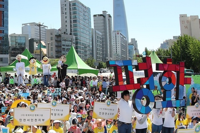 ▲ 25일 서울 평화의문 앞에서 열린 세계평화선언 4주년 기념행사 및 전쟁종식 평화 걷기대회에 참석한 청년들이