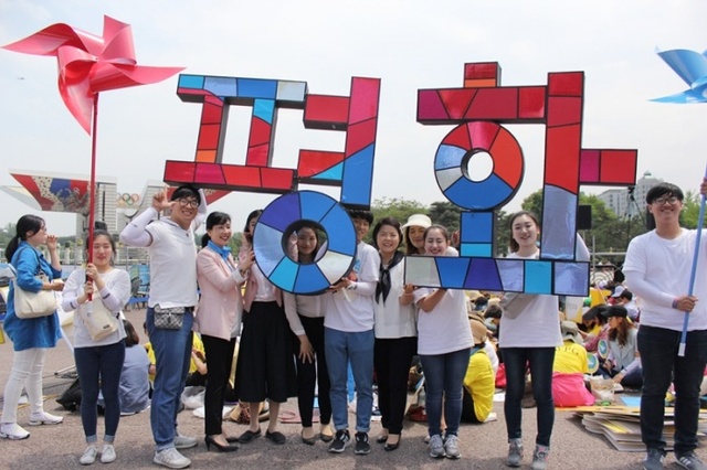 ▲ 25일 서울 평화의문 앞에서 열린 세계평화선언 4주년 기념행사 및 전쟁종식 평화 걷기대회에 참석한 청년들이 (2)