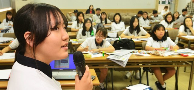 ▲ 26일 경기일보에서 열린 ‘1일 기자체험-띵동, 기사 배달왔습니다’에 참가한 화성 동탄중학교 1학년 학생들이 직접 취재한 기사와 사진을 편집하며 신문을 제작하고 있다. 경기일보가 경기·인천지역 중학생을 대상으로 총 23회 실시하는 1일 기자체험은 중학교 자유학기제 취지에 맞춰 토론·실습·체험을 중심으로 이뤄진다. 오승현기자