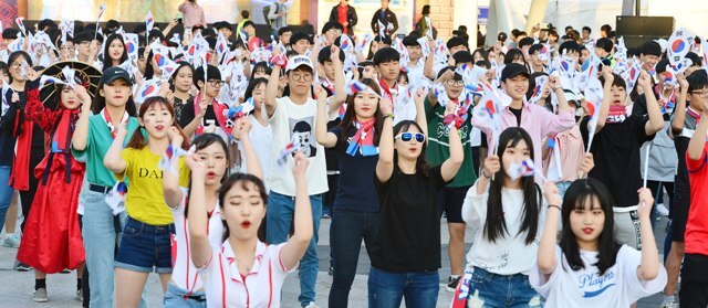 ▲ 대한민국과 잉글랜드의 2017 국제축구연맹(FIFA) 20세 이하(U-20) 월드컵 A조 조별리그 3차전과 함께 ‘수원 세계문화축제’가 열린 26일 수원월드컵경기장 중앙광장에서 제이모닝을 비롯해 한국 NGO레인보우, 수원 삼일공고 학생 등이 태극전사의 선전을 기원하는 오!필승코리아 플래시몹 퍼포먼스를 하며 월드컵 응원 열기를 달구고 있다. 수원시가 주최하고 (재)경기도수원월드컵경기장관리재단과 경기일보가 주관한 ‘수원 세계문화축제’는 수원에서 열리는 16강, 8강, 3·4위전, 결승 경기에도 관객들에게 다채로운 볼거리와 체험거리를 제공한다. 오승현기자