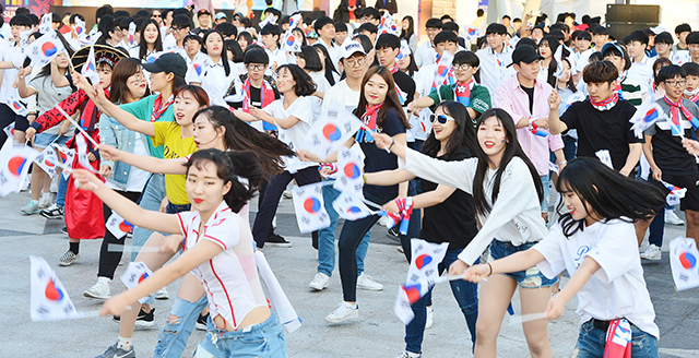 ▲ 대한민국과 잉글랜드의 2017 국제축구연맹(FIFA) 20세 이하(U-20) 월드컵 A조 조별리그 3차전과 함께 ‘수원 세계문화축제’가 열린 26일 수원월드컵경기장 중앙광장에서 제이모닝을 비롯해 한국 NGO레인보우, 수원 삼일공고 학생 등이 태극전사의 선전을 기원하는 오!필승코리아 플래시몹 퍼포먼스를 하며 월드컵 응원 열기를 달구고 있다. 수원시가 주최하고 (재)경기도수원월드컵경기장관리재단과 경기일보가 주관한 ‘수원 세계문화축제’는 수원에서 열리는 16강, 8강, 3·4위전, 결승 경기에도 관객들에게 다채로운 볼거리와 체험거리를 제공한다. 오승현기자