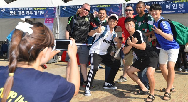 ▲ 대한민국과 잉글랜드의 2017 국제축구연맹(FIFA) 20세 이하(U-20) 월드컵 A조 조별리그 3차전과 함께 ‘수원 세계문화축제’가 열린 26일 수원월드컵경기장 중앙광장에서 많은 시민들이 다채로운 공연을 즐기며 열광하고 있다. 수원시가 주최하고 (재)경기도수원월드컵경기장관리재단과 경기일보가 주관한 ‘수원 세계문화축제’는 수원에서 열리는 16강, 8강, 3·4위전, 결승 경기에도 계속된다. 오승현기자