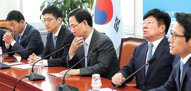 ▲ 바른정당 주호영 대표 권한대행 겸 원내대표(가운데)가 29일 오전 국회에서 열린 의원전체회의에서 생각에 잠겨있다. 연합뉴스