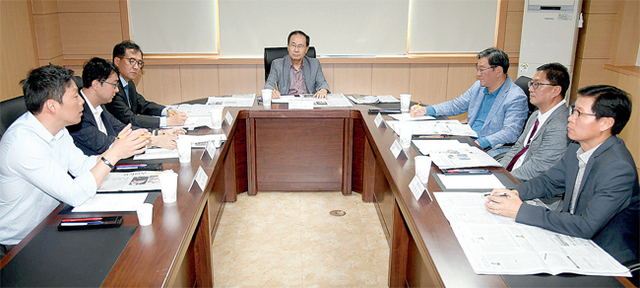 24일 경기일보사 1층 소회의실에서 열린 경기일보 독자권익위원회 회의에서 독자권익위원들이 지난 한 달간의 본보 보도에 대해 토론하고 있다. 전형민기자