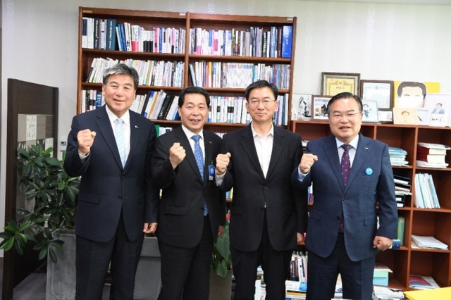 ▲ 사진 왼쪽부터 오세창 동두천시장, 권태명 코레일 본부장, 정성호 국회의원, 이성호 양주시장 정성호 국회의원과 이성호 양주시장이 30일 권태명 코레일 광역철도본부장에게 전철 1호선 경원선 증편을 고려해 줄 것을 요청하고 있다. 양주시 제공