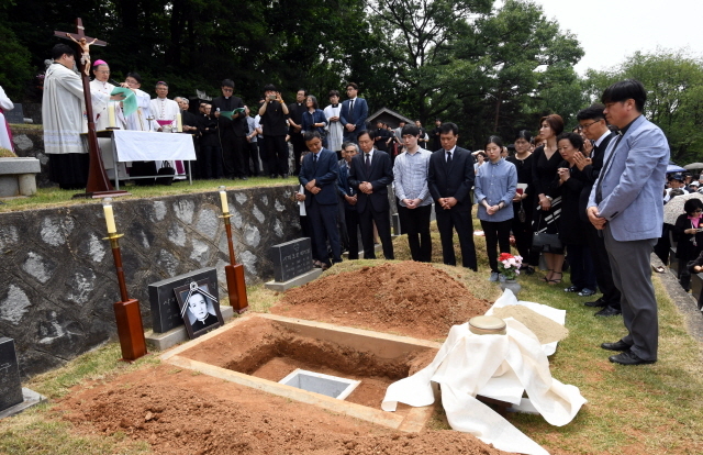 30일 안성시 미리내 성지 성직자 묘지에서 열린 고 박경식(루카) 신부님 유해 봉안식에서 천주교 수원교구 이용훈 주교와 사제단 등 참석자들이 무덤축복 및 유해봉안 미사를 하고 있다.전형민기자 