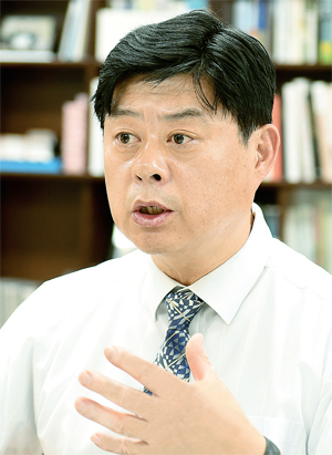 ▲ 이한규 수원시 제1부시장이 취임 100일을 앞두고 수원시의 현안과 미래에 대한 입장을 밝히고 있다.