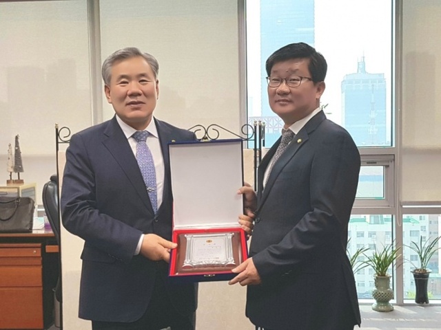 ▲ 감사패 사진 1