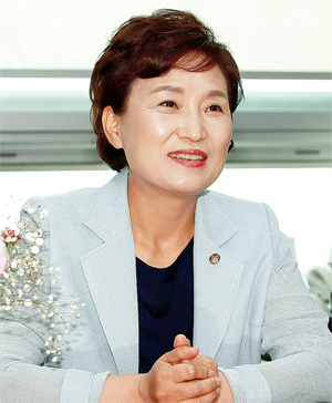 ▲ 국토교통부 장관에 지명된 더불어민주당 김현미 의원이 30일 오후 서울 여의도 국회 의원회관의원실에서 취재진과 대화하고 있다. 연합뉴스