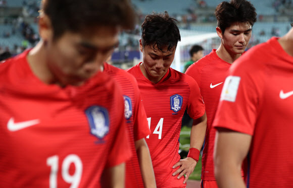 ▲ 30일 오후 충남 천안종합운동장에서 열린 2017 국제축구연맹(FIFA) 20세 이하(U-20) 월드컵 16강전 대한민국과 포르투갈의 경기.1-3으로 패한 한국의 백승호가 눈물을 흘리고 있다. 연합뉴스