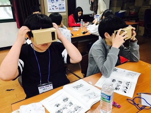 ▲ 인천 계산중에서 열린 ‘찾아가는 STEAM 캠프’ 참가 학생들이 홀로그램 체험을 하고 있다