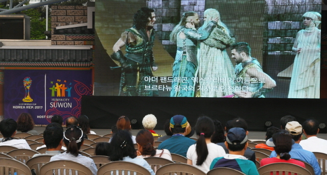 ▲ 우루과이와 사우디아라비아의 2017 국제축구연맹(FIFA) 20세 이하(U-20) 월드컵 16강전과 함께 ‘수원 세계문화축제’가 열린 31일 수원월드컵경기장 중앙광장에서 시민들이 전설 속의 왕 아더왕의 모험과 사랑 이야기를 그린 프랑스뮤지컬 ‘아더왕의 전설’을 관람하고 있다. 수원시가 주최하고 (재)경기도수원월드컵경기장관리재단과 경기일보가 주관한 ‘수원 세계문화축제’는 수원에서 열리는 8강(5일)과 3·4위전 및 결승전(11일) 때도 관객들에게 다채로운 볼거리와 체험거리를 제공한다. 오승현기자