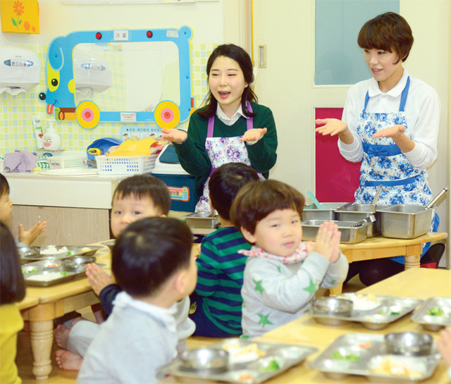 강현숙 기자가 보육교사와 함께 식사지도를 하고 있다.