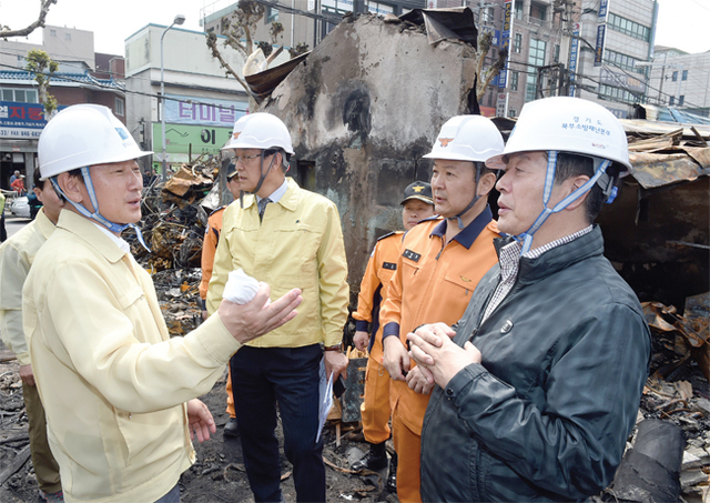 5월3일 의정부 구도심 상가에서 발생한 화재로 잿더미가 된 현장에서 관계자들이 사고원인과 사후처리 등을 논의하며현 장을 둘러보고 있다.