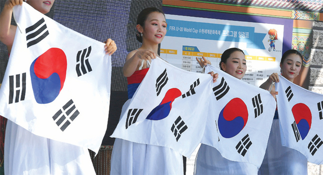 최신아예술단이 신명나는 퓨전 국악 공연을 선보이고 있다.