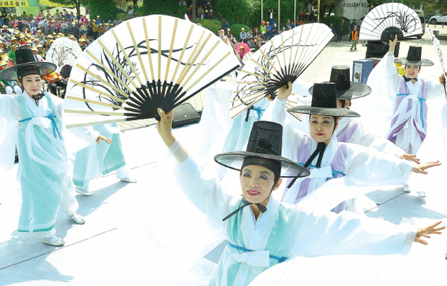 예술과 효사랑-춤쟁이 경연부문에 참가한 어르신들이 화려한 춤사위를 선보이고 있다.