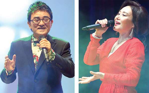 축하공연에 초대된 트로트 가수 박정식(왼쪽), 주현미씨가 히트곡을 열창하고 있다.