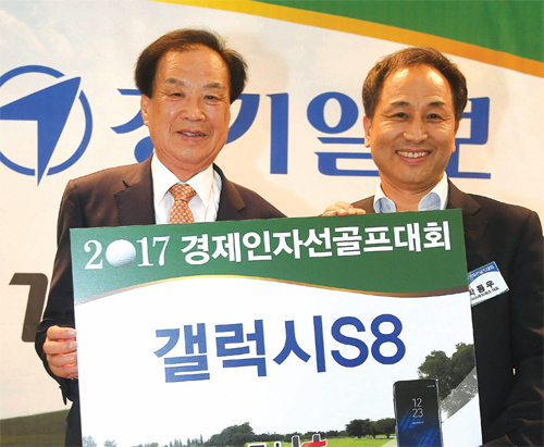 대회 후 진행된 시상식에서 신선철 본보 회장이 삼성 갤럭시 S8 경품을 증정하고 있다.