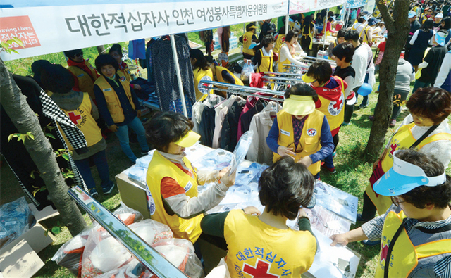 적십자사 인천지사 여성봉사특별자문위 회원들이 사랑의 바자회를 열고 있다.