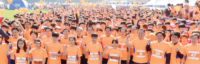 이재율 경기도행정1부지사, 염태영 수원시장, 김영진, 백혜련 국회의원, 신선철 본보 회장, 신항철 본보 대표이사사 장 등 내빈들이 파이팅을 외치고 있다.
