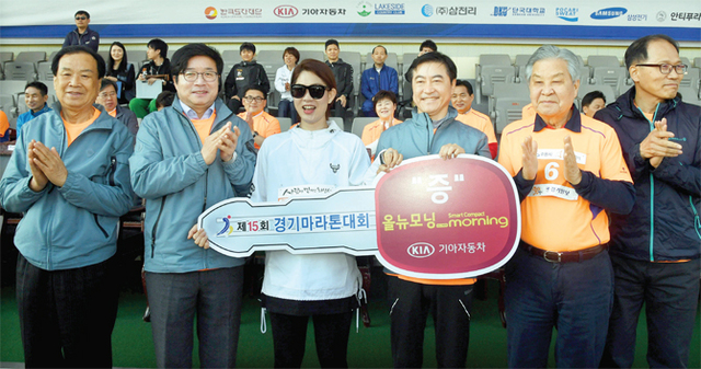 이재율 경기도 행정1부지사, 염태영 수원시장, 황성태 화성시 부시장, 신선철 본보 회장, 신항철 본보 대표이사 사장이 기아자동차 모닝 경품 당첨자에게 자동차 열쇠를 전달하고 있다.