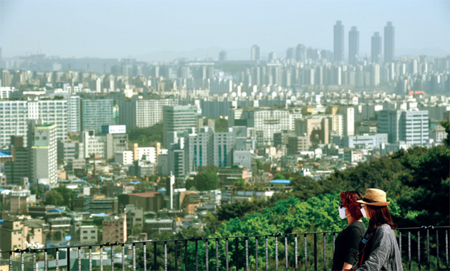수원 팔달산 서장대에서 바라본 수원 시가지가 미세먼지로 인해 뿌연 모습을 보이고 있다.