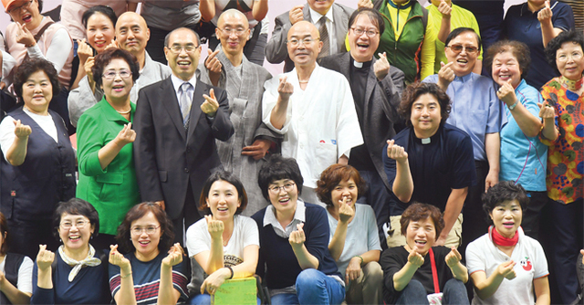 경기도 종교지도자 협의회 주최로 1일 서수원칠보체육관에서 열린 ‘제6회 경기도 종교화합 어울림 한마당’ 행사에서 경기지역 기독교, 불교, 천주교 성직자 및 신도들이 함께 어울려 즐거운 시간을 보내고 있다. 김시범기자