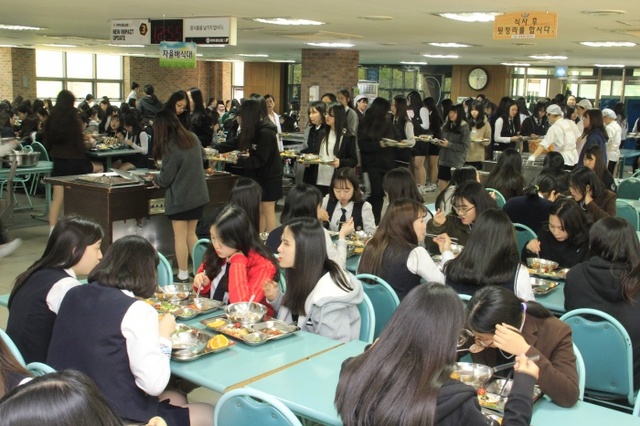 ▲ 광명시가 오는 9월부터 11개 고등학교 전체 학생을 대상으로 급식비의 70%를 차지하는 식품비 18억원 전액을 지원한다. 광명시 제공