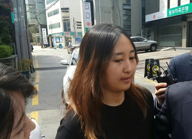 ▲ 3일 오후 ''비선실세'' 최순실 씨의 딸인 정유라 씨가 변호사 접견을 마친 뒤 최 씨 소유의 강남구 신사동 미승빌딩 앞에서 취재진 질문에 답하고 있다.   /연합