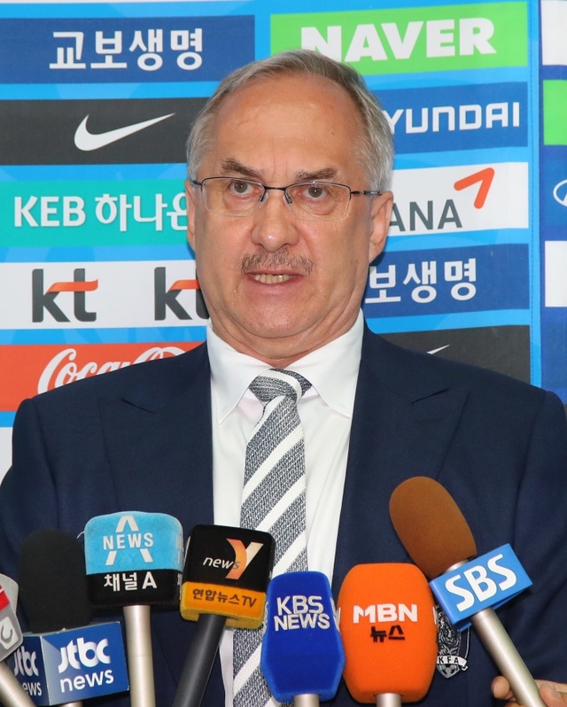 ▲ 2018 러시아 월드컵 최종예선 카타르전을 앞둔 축구 국가대표팀의 울리 슈틸리케 감독이 3일 오후 평가전과 훈련을 진행할 아랍에미리트로 출국에 앞서 인천공항에서 인터뷰 하고 있다.연합뉴스