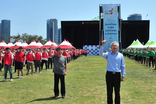 한찬건 포스코건설 사장(오른쪽)이 임직원들과 축제시작을 알리는 파이팅을 외치고 있다. 사진제공 포스코건설