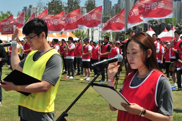 포스코건설 직원들이 축제에 앞서 페어 플레이를 선언하고 있다. 사진제공 포스코건설
