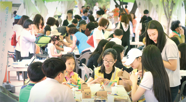 ▲ 3일 2017 인천청소년 경제 대축전 ‘경제야 놀자’ 행사가 열린 인천시 부평구 부평공원 행사장내 중고교 우수 경제동아리 홍보부스에 체험학생들로 북적이고 있다. 장용준기자