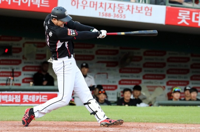 ▲ 4일 부산 사직구장에서 열린 프로야구 kt wiz 대 롯데 자이언츠 경기. 4회초 2사 1,3루에서 kt 유한준이 역전 3점홈런을 때리고 있다. 연합뉴스