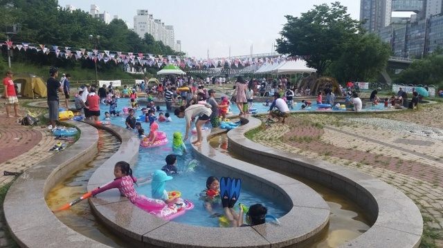 ▲ 사본 -하천관리과-지난해_성남_탄천_정자_물놀이장[1]