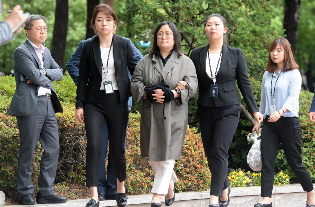 크기변환_20170607 해외도피 3년만 인천지검 압송 유병언 장녀 유섬나JYJ_8939.jpg