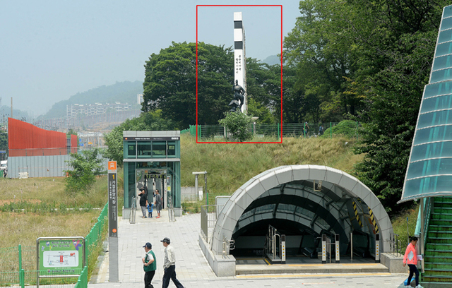 ▲ 인천시 서구 가정동의 콜롬비아 공원이 인천도시철도2호선 공사와 함께 그 규모가 줄어 들면서 출입구 축소와 함께 공원내 설치된 6·25 전쟁당시 전사한 611명의 콜롬비아 참전용사 기념탑을 무색케 하고 있다.장용준기자