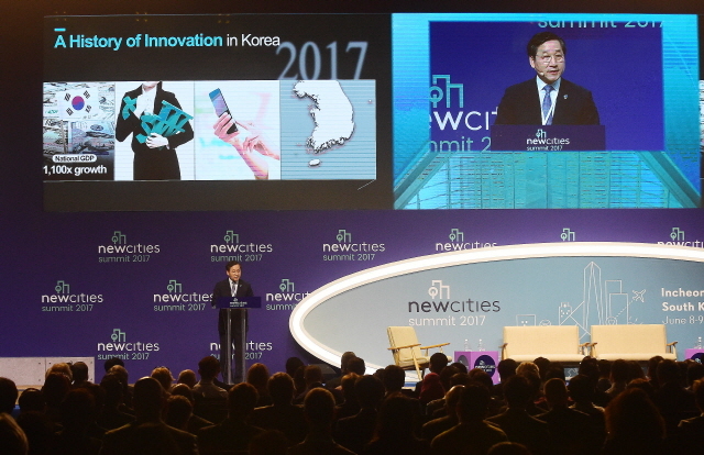 ▲ 8일 오전 인천시 연수구 송도컨벤시아에서 '번영하는 도시:도시웰빙의 기본 구성요소'를 주제로 열린 '2017 뉴시티 서밋(New Cities Summit)'에서 유정복 인천시장이 기조연설을 하고 있다.장용준기자