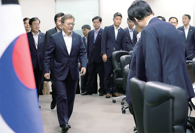 ▲ 문재인 대통령(왼쪽)이 8일 오후 청와대 위기관리센터에서 국가안전보장회의(NSC)에 참석하고 있다. 청와대 제공