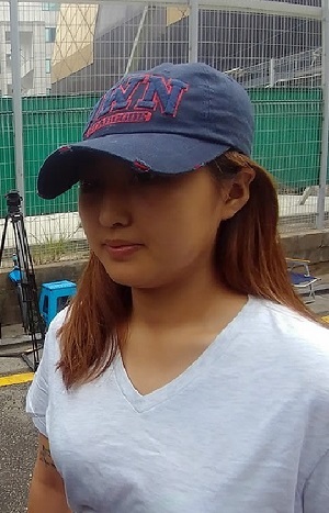 ▲ 최순실씨 면회위해 집 나서는 정유라 /연합뉴스 제공